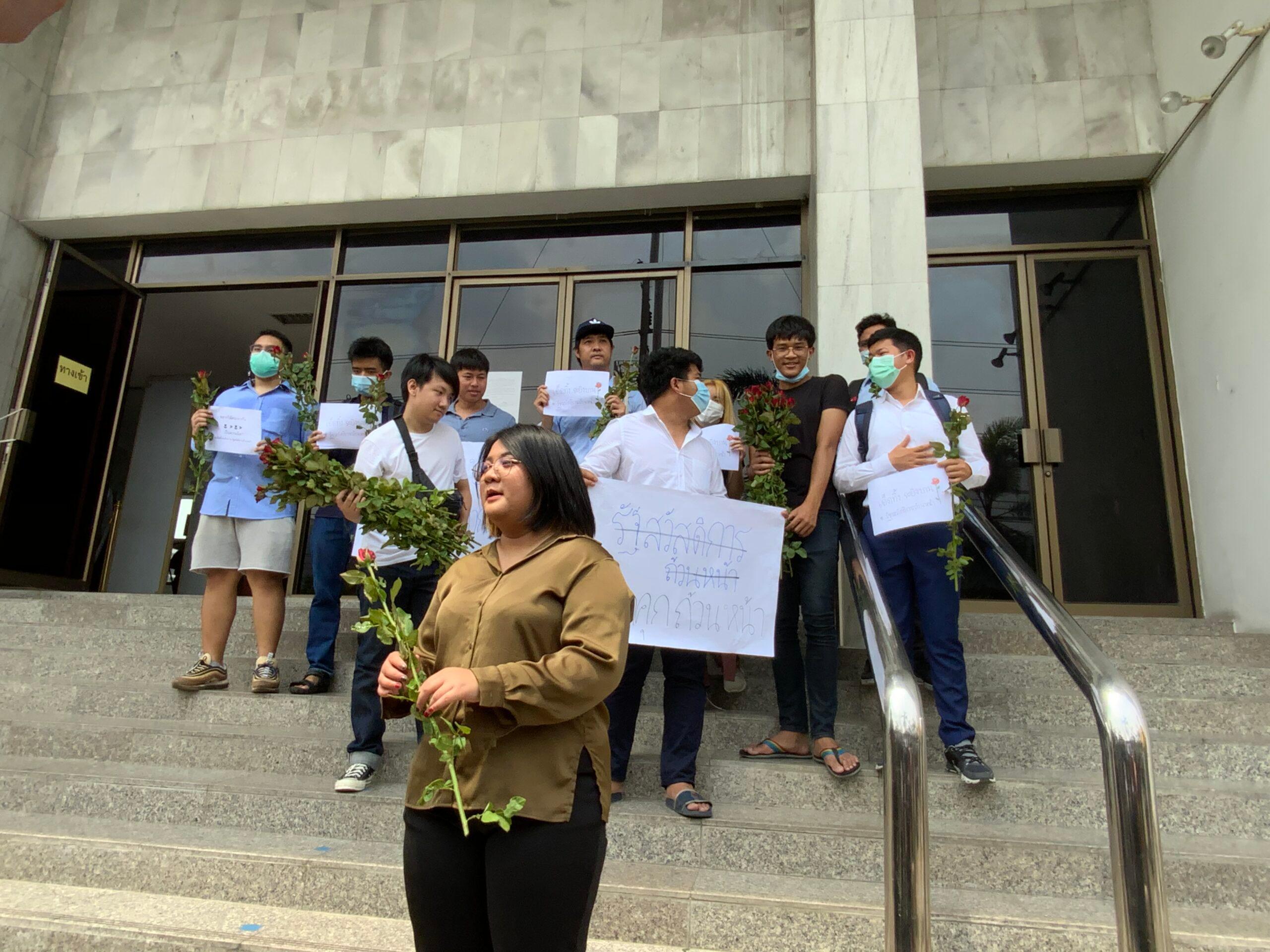 “ไม่จำเป็นต้องสร้างบรรยากาศความกลัว” อาจารย์-นศ.แสดงจุดยืนเคียงข้างผู้ถูกตั้งข้อหา ม.112 เพราะปราศรัยเรียกร้องรัฐสวัสดิการ