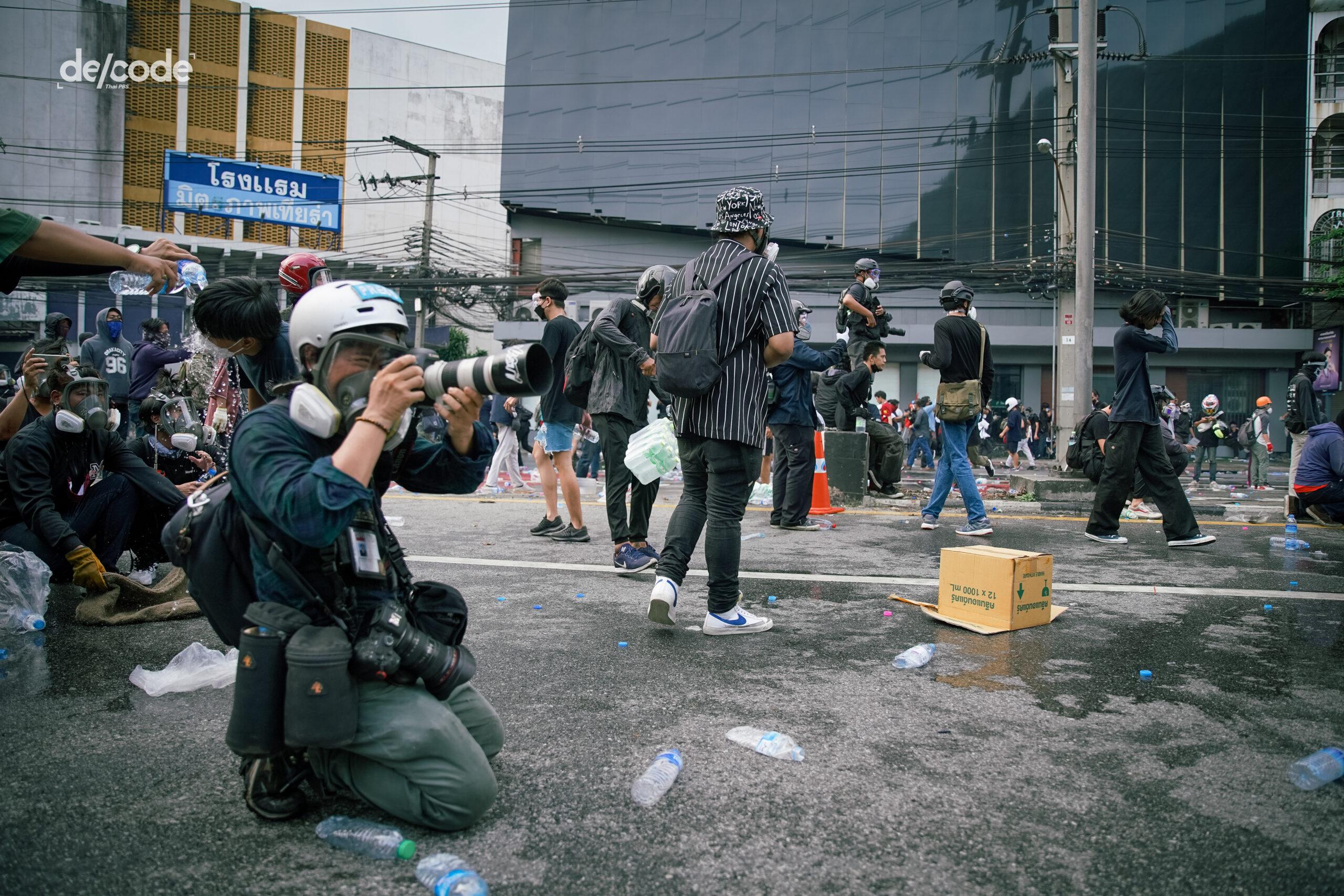 “เราต้องรอด” 2 คน 2 สื่อ กลางสมรภูมิกระสุนยางและแก๊สน้ำตา