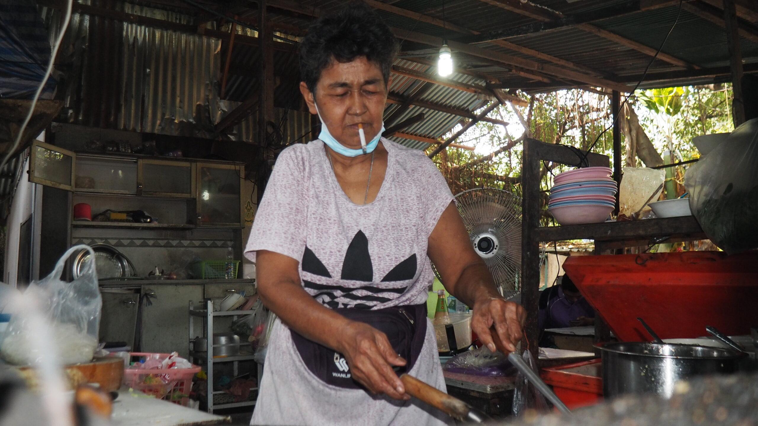 ตลกร้ายของ ‘ป้าอ้อตามสั่ง’ กัดฟันยืนราคาเดิมในยุคหมูแพงค่าแรงต่ำ