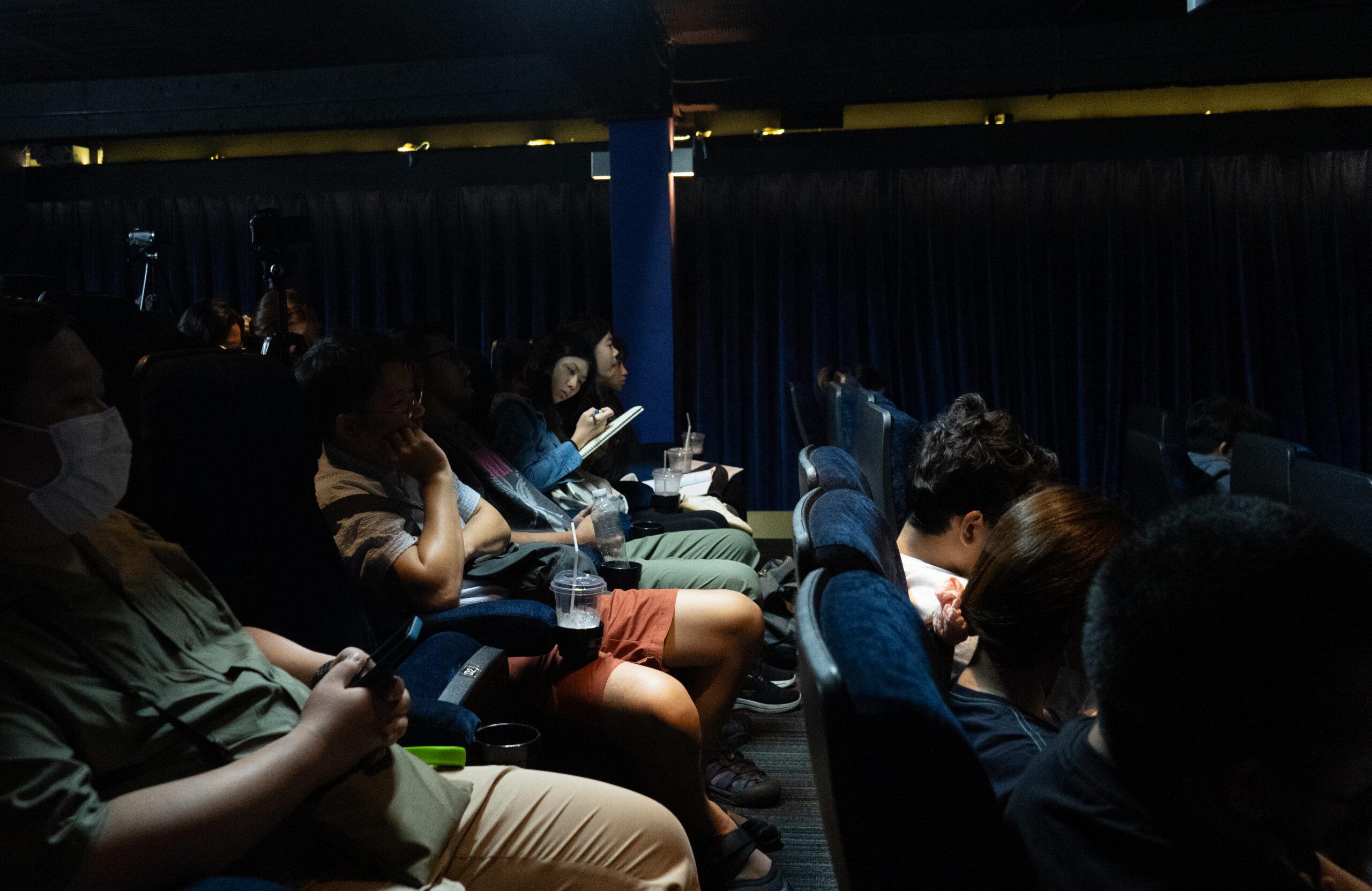 แม่ฉันต้องได้ดูหนังสารคดีที่โรงหนังใกล้บ้าน