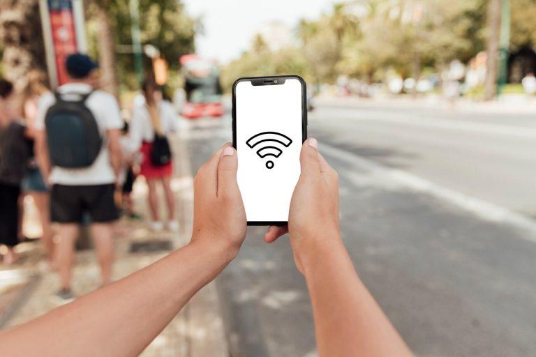 ใช้ WiFi ฟรี ในที่สาธารณะ ปลอดภัยหรือไม่? รู้ทันภัยแฝงจากการใช้อินเทอร์เน็ตนอกบ้าน